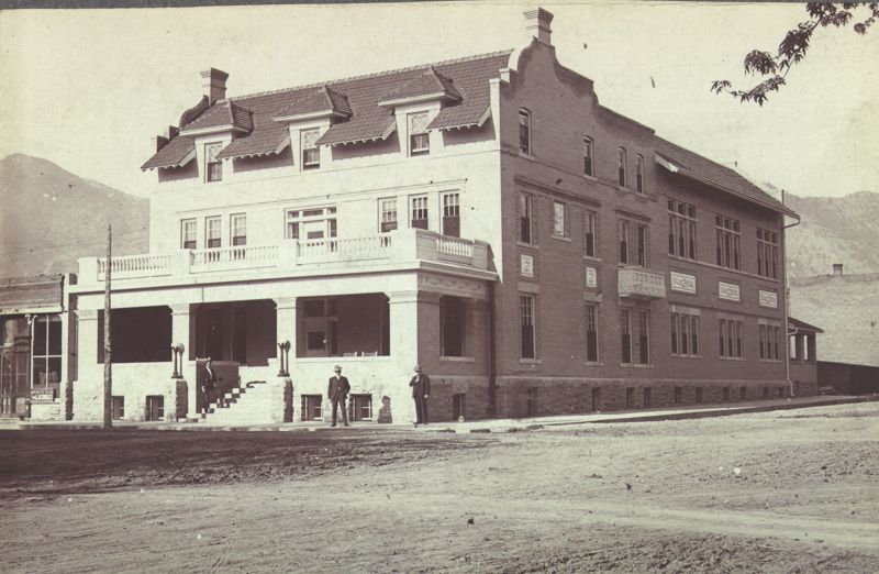 Quong Kee’s laundry is on the left side of the image