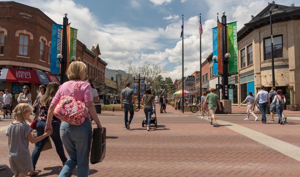 Pedestrians crossing Pearl St 