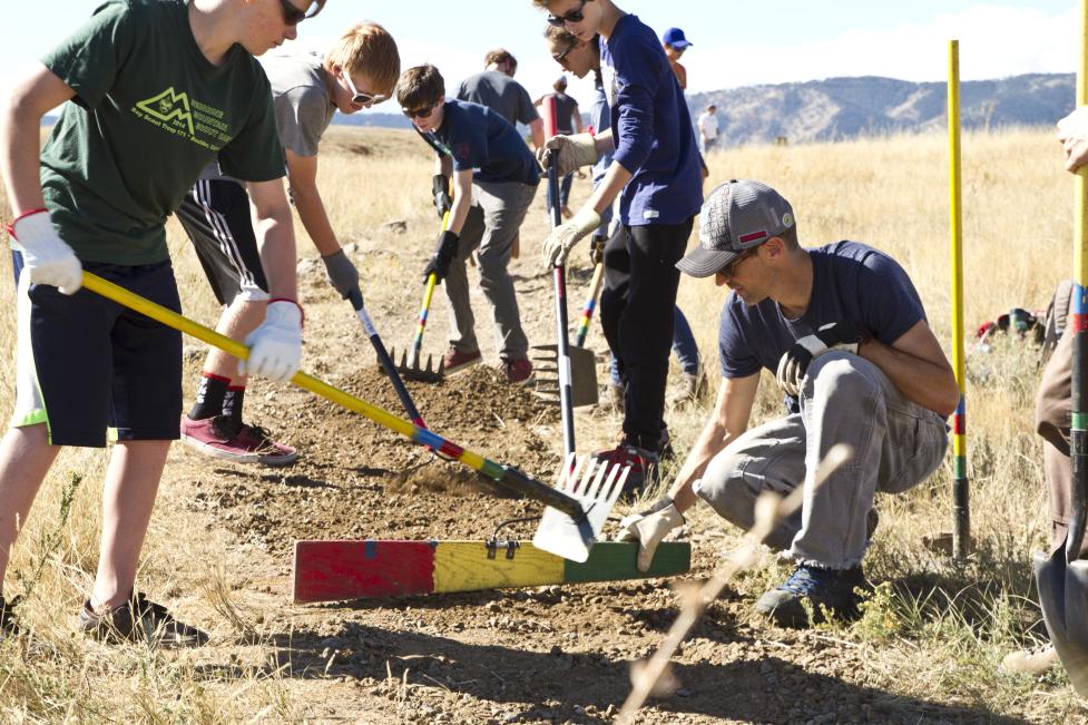 A group of volunteers from Boulder Mountainbike Alliance working on a trail