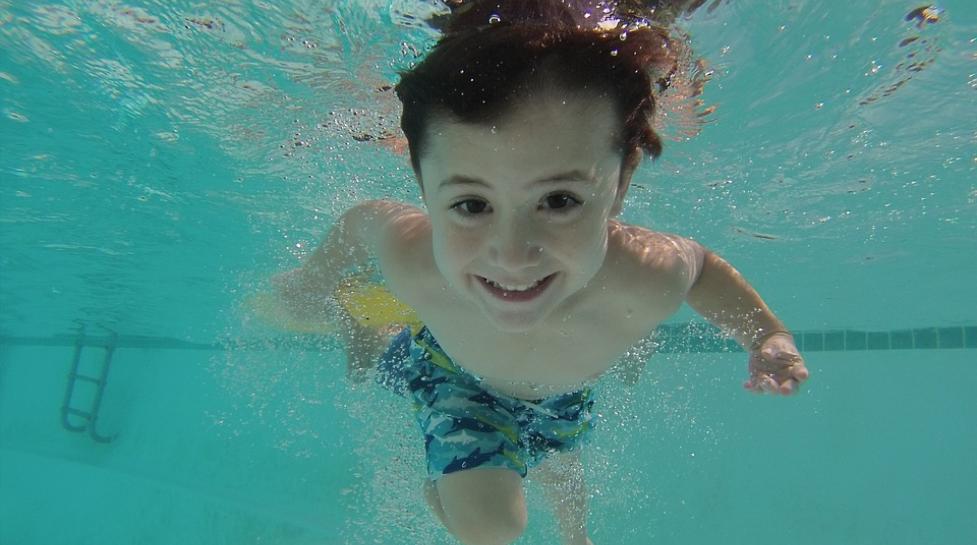 Kid swimming under water