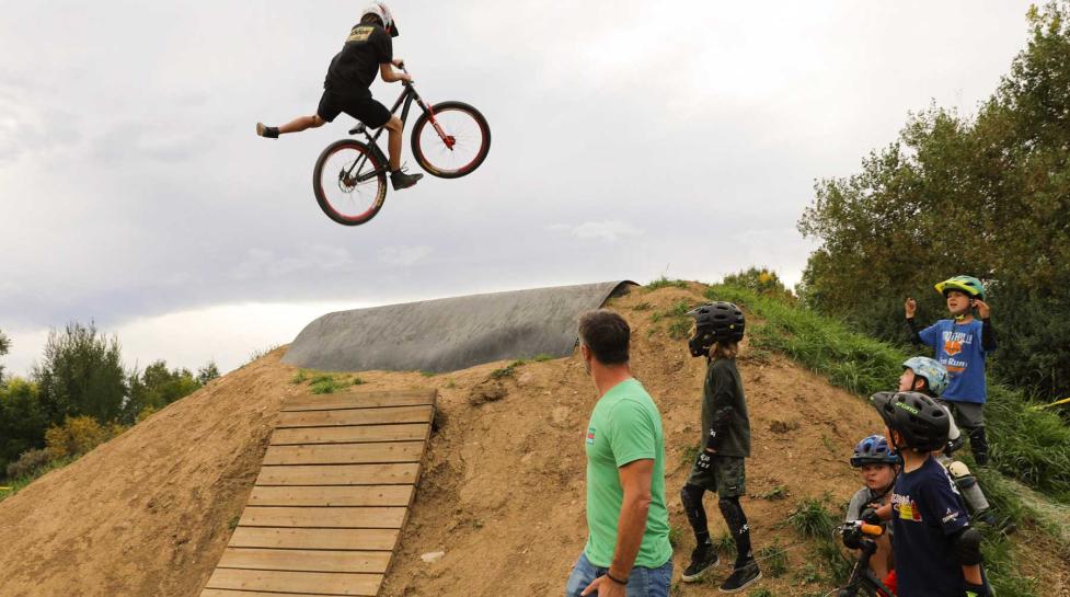 Valmont Bike Park - trick jump