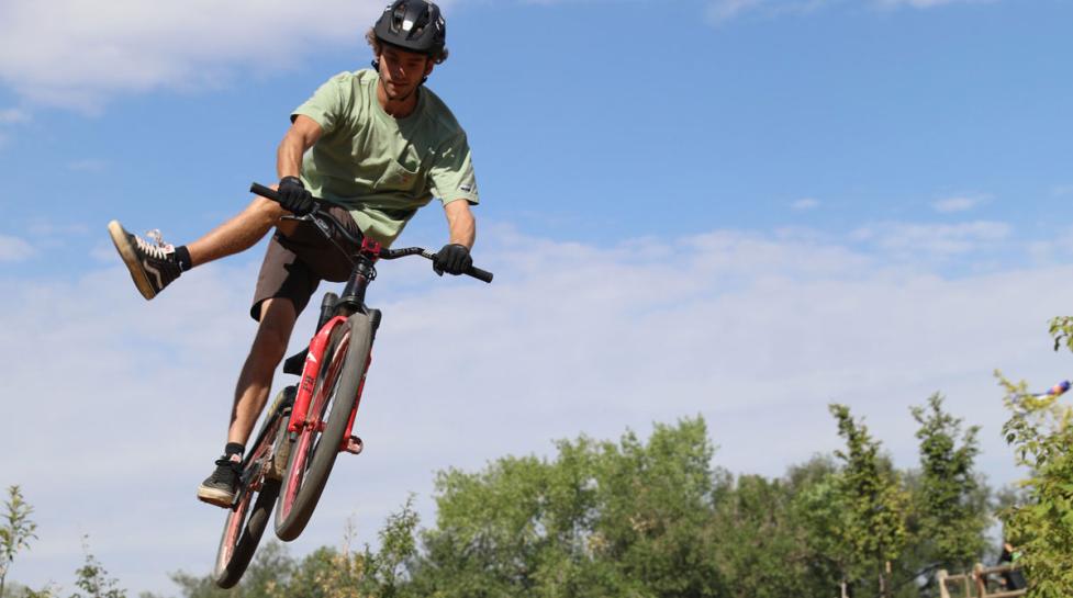 Valmont Bike Park - trick jump