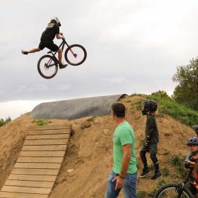 Valmont Bike Park - trick jump