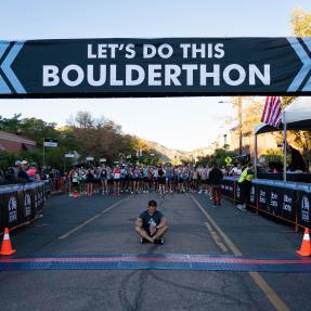 Runner sitting at the start line of the Boulderthon